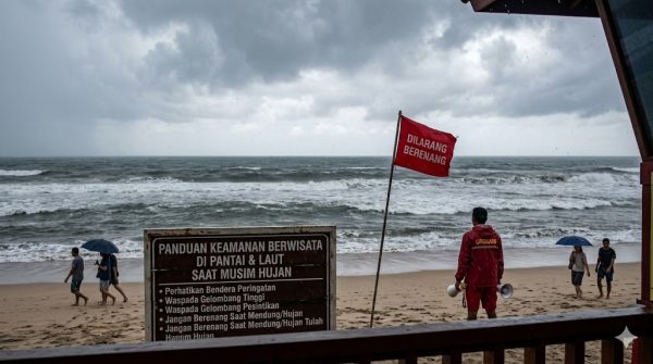 Panduan Keamanan Berwisata di Pantai & Laut Saat Musim Hujan