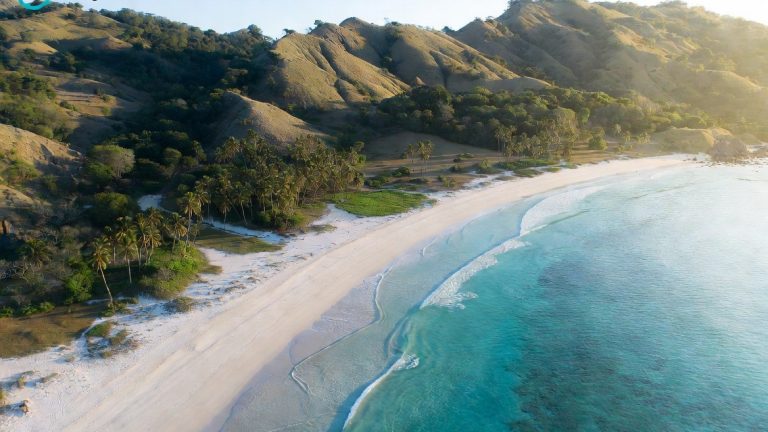 Destinasi Hidden Gem Pantai Pasir Putih Timur Indonesia