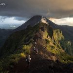 7 Gunung Indonesia dengan Jalur Pendakian Paling Menantang