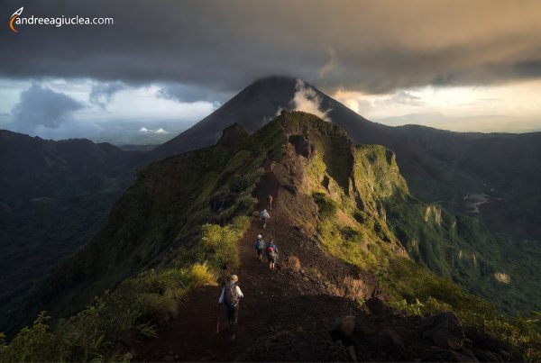 7 Gunung Indonesia dengan Jalur Pendakian Paling Menantang