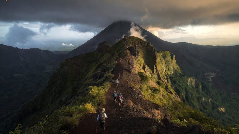 7 Gunung Indonesia dengan Jalur Pendakian Paling Menantang